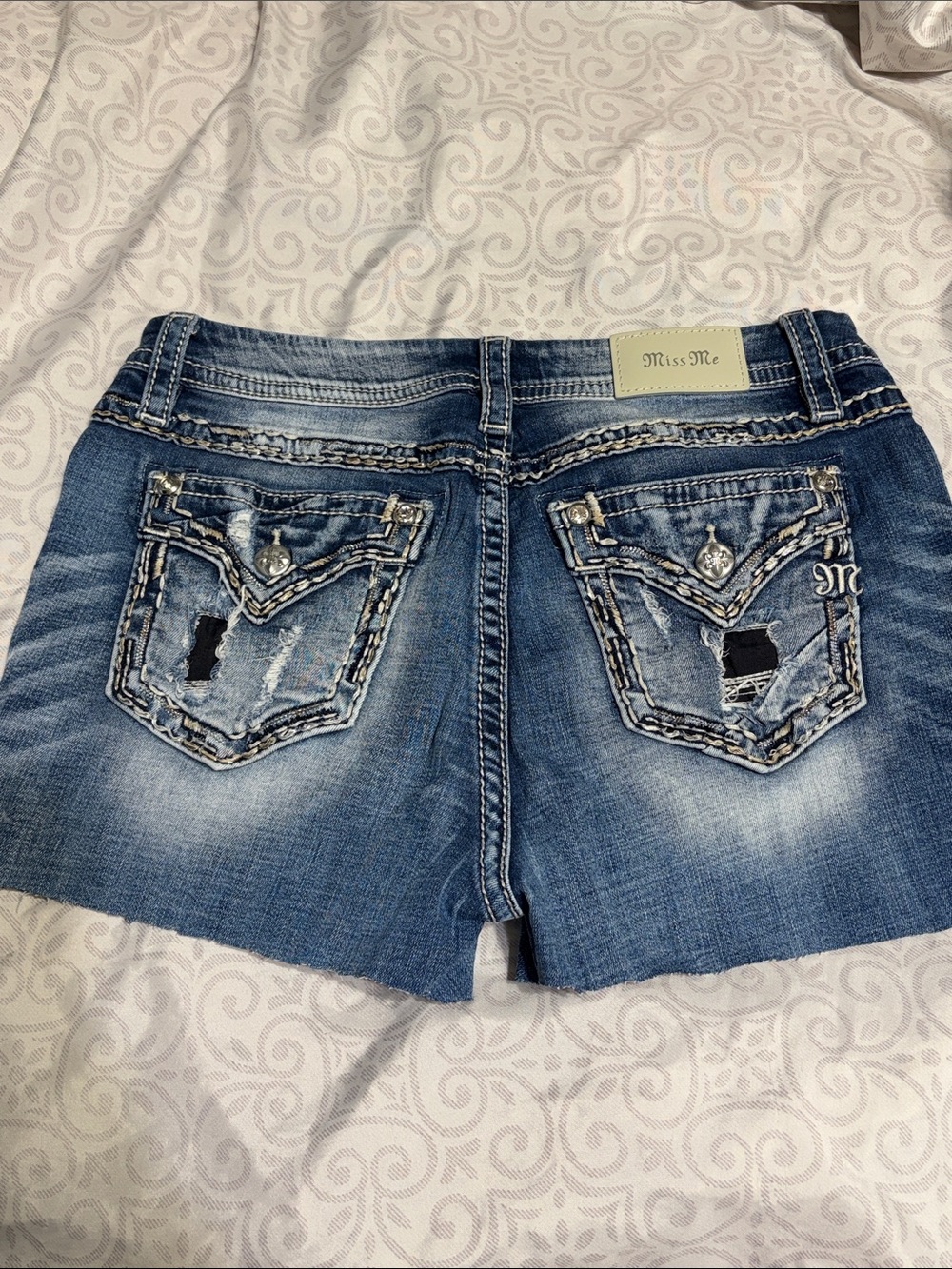 Miss Me Women's Cut-Off Dark Wash Faded Denim Shorts Size 30 Low-Rise Decorative